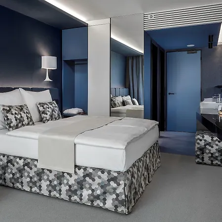 فندق Urban Creme 5*